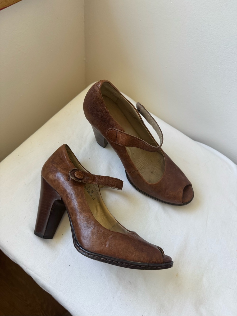 Y2K Vintage Crown Brown Leather Mary Jane Peep Toe Heels Size 8